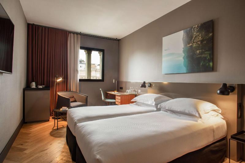 Deluxe Twin Room image 4