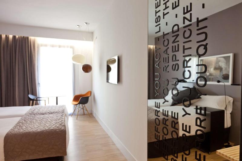 Superior Twin Room image 3