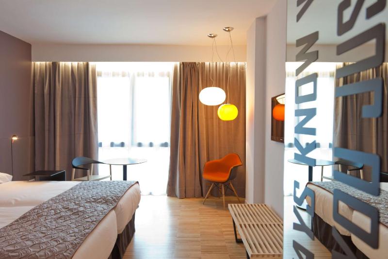 Superior Twin Room image 4