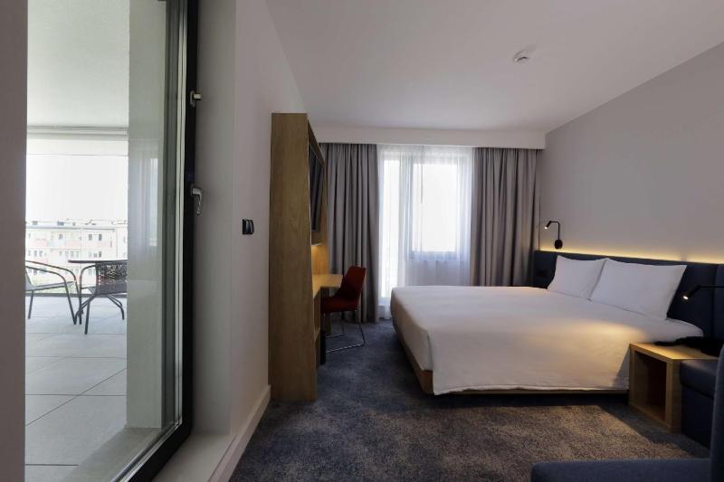 King Room with Terrace and City View image 3