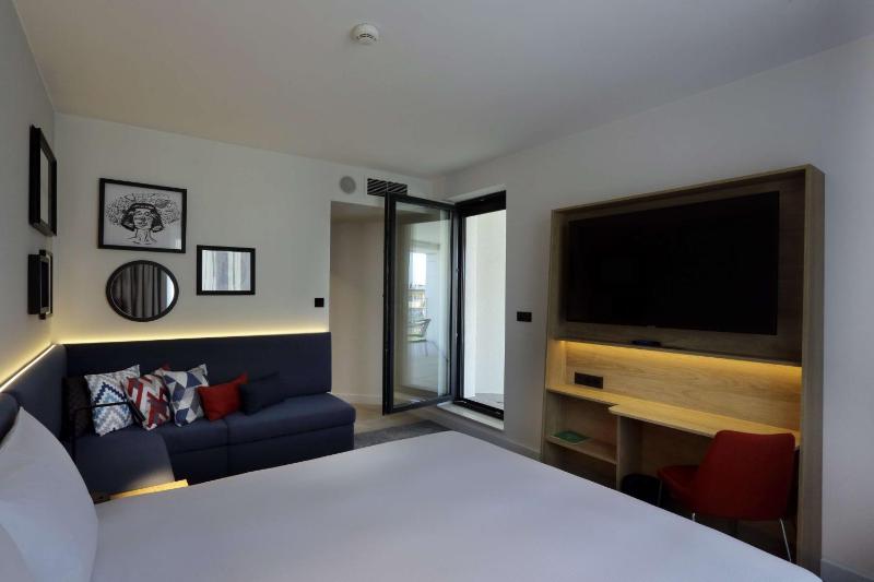 King Room with Terrace and City View image 4
