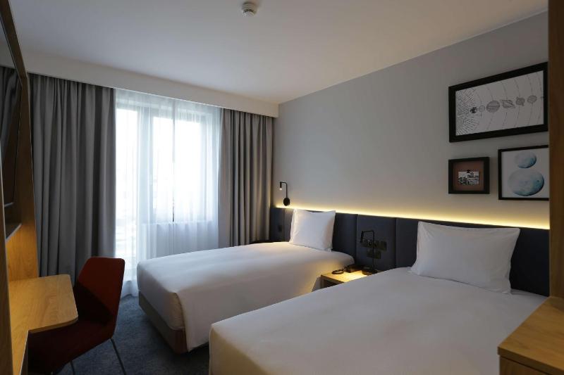 Twin Room image 3