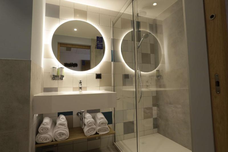 King Room image 3