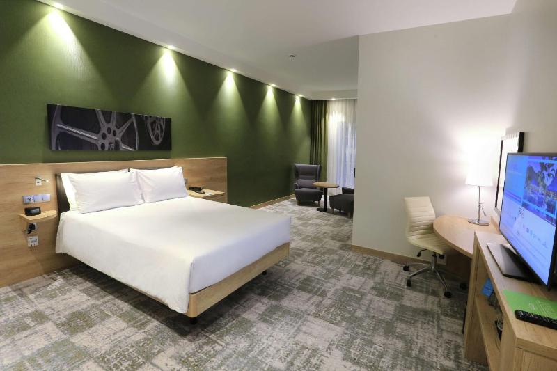 Queen Room with City View image 4