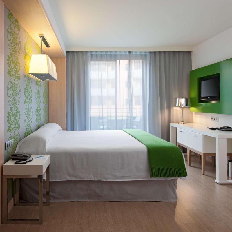 King Guest Room with Balcony image 3