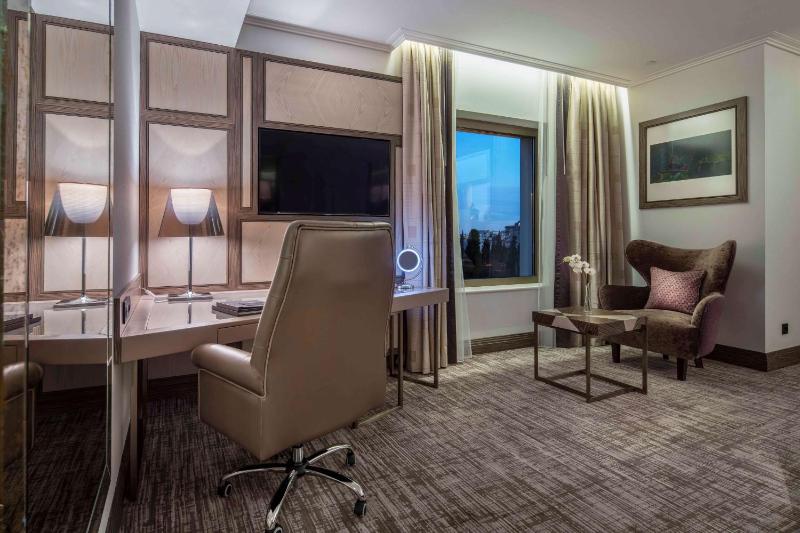 Deluxe King Room with Park View image 1