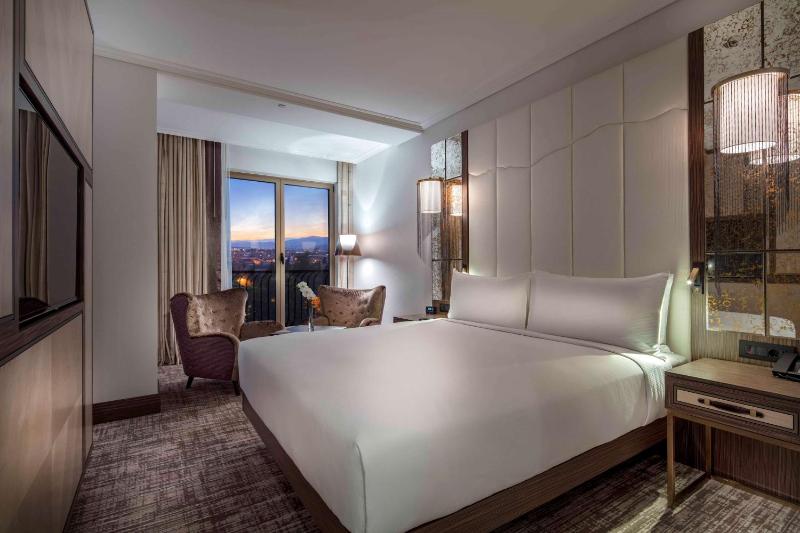 Junior King Suite - Lounge Access image 4