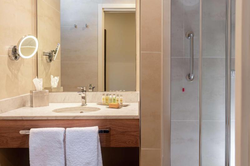 Deluxe Double Room with Two Double Beds image 1