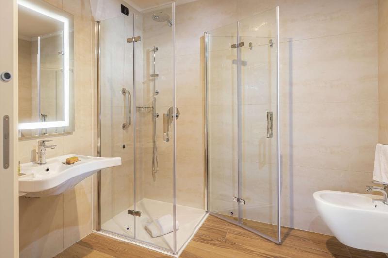 King Room - Mobility Accessible  image 2