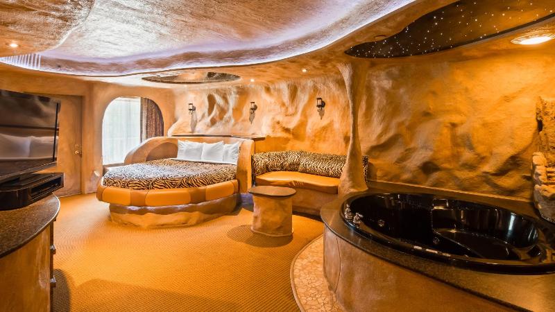 King Room with Spa Bath and Fireplace image 2