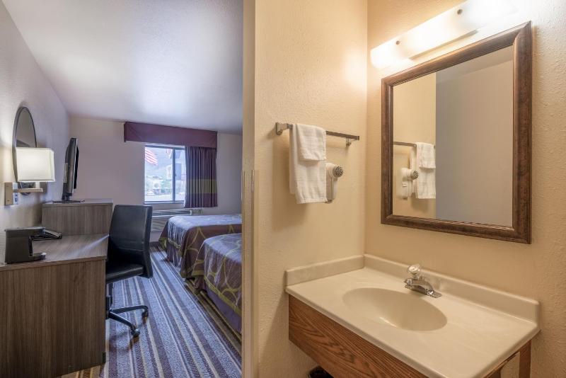 Queen Room with Two Queen Beds - Non-Smoking image 2