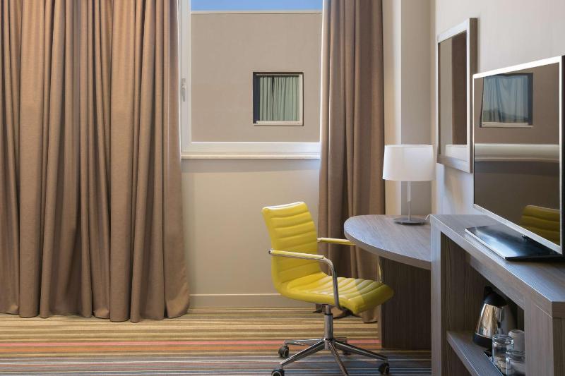 Queen Room with Sofa image 4