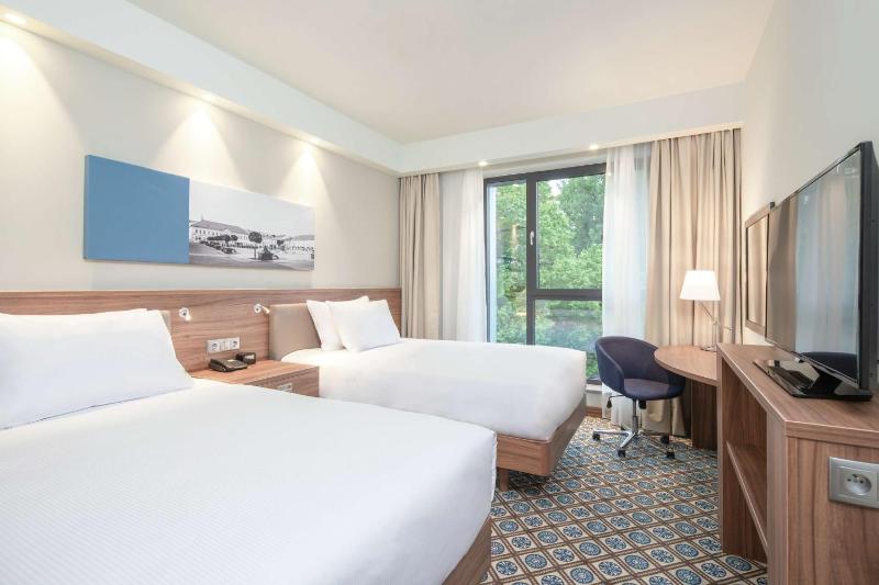 Twin Room image 4