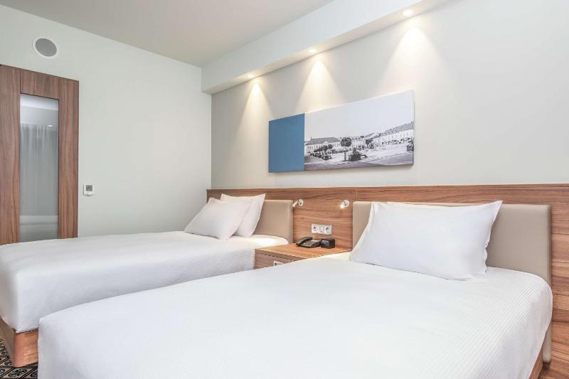 Twin Room image 3