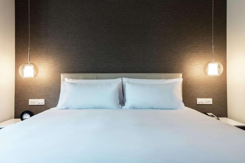 SORO Montevideo Curio Collection by Hilton - image 2