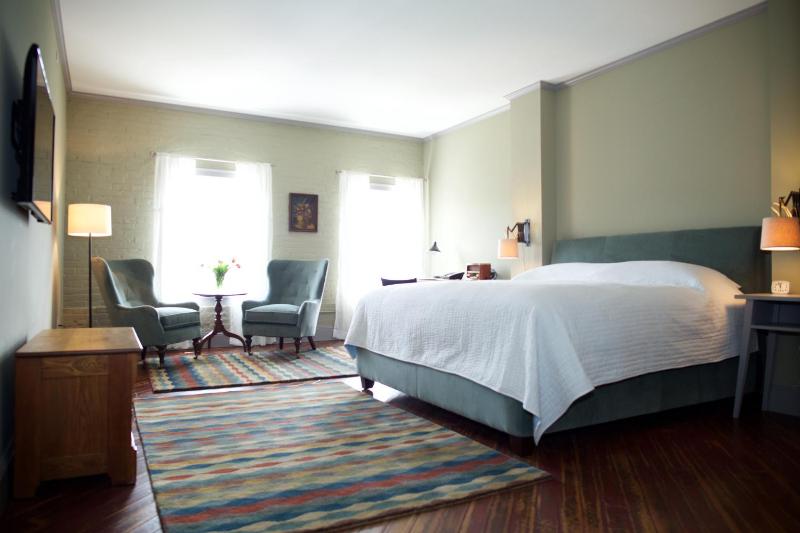 Standard King Room image 2