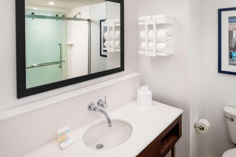Hampton Inn by Hilton Boston Seaport District - image 3