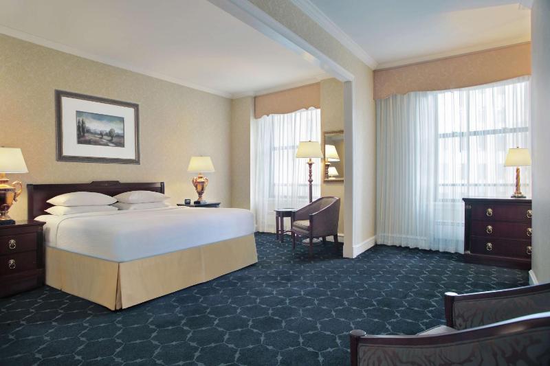 Deluxe King Room image 4