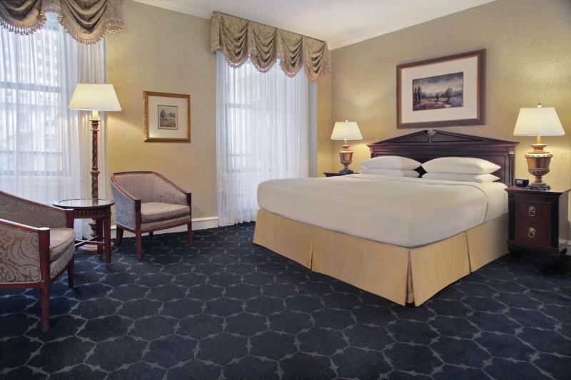 Deluxe King Room image 4