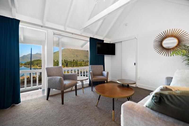 One-Bedroom Suite With a Lake And Mountain View