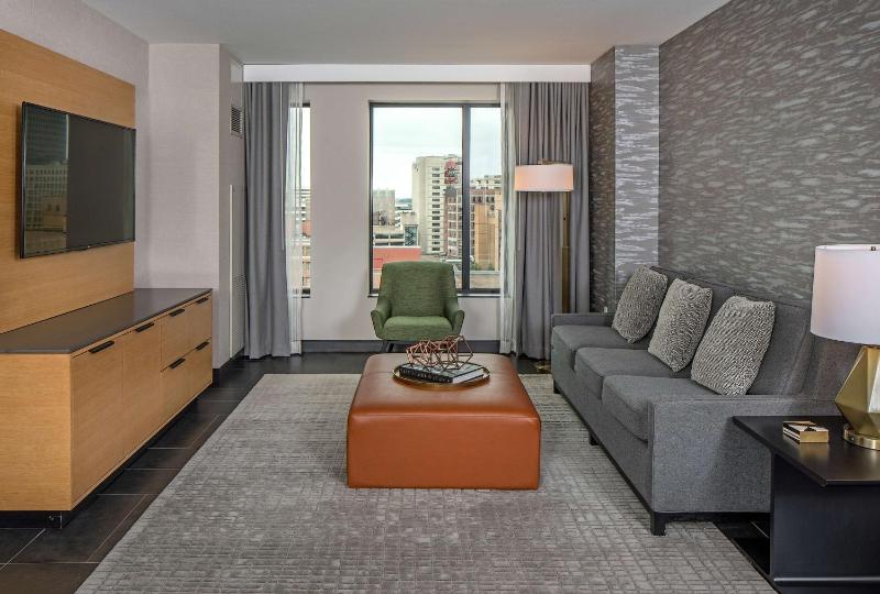 Deluxe Suite image 3