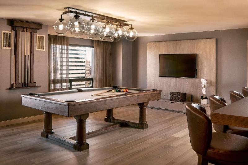 One-Bedroom Presidential King Suite image 4