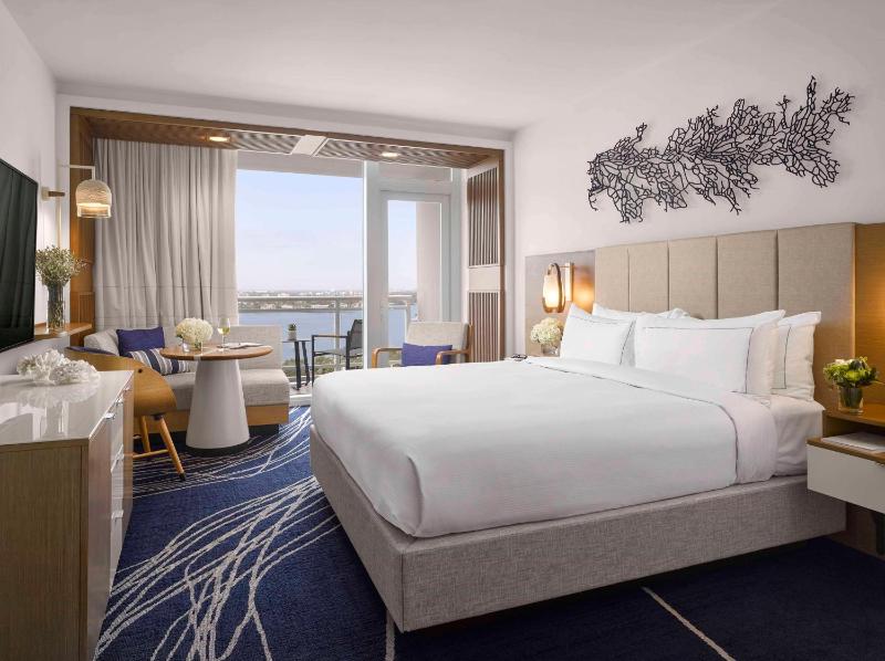 King Bed High Floor Water View Balcony image 3