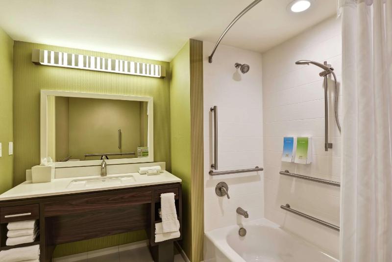 Studio with Two Queen Beds, Accessible Tub and Mountain View - Non-Smoking image 2