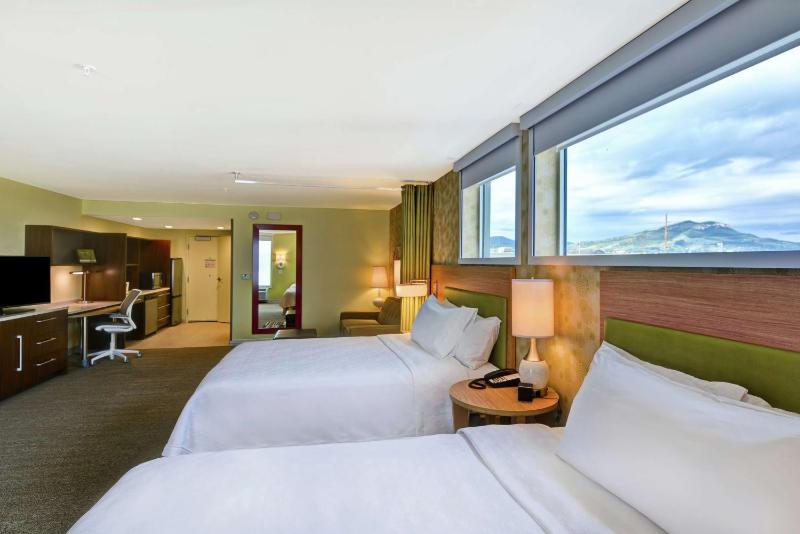 Studio with Two Queen Beds, Accessible Tub and Mountain View - Non-Smoking image 3