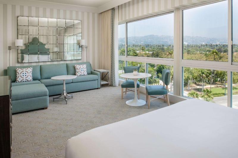 Junior Suite with View image 2
