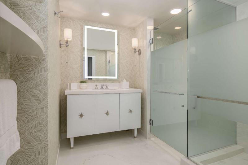 One-Bedroom Suite with Terrace image 3