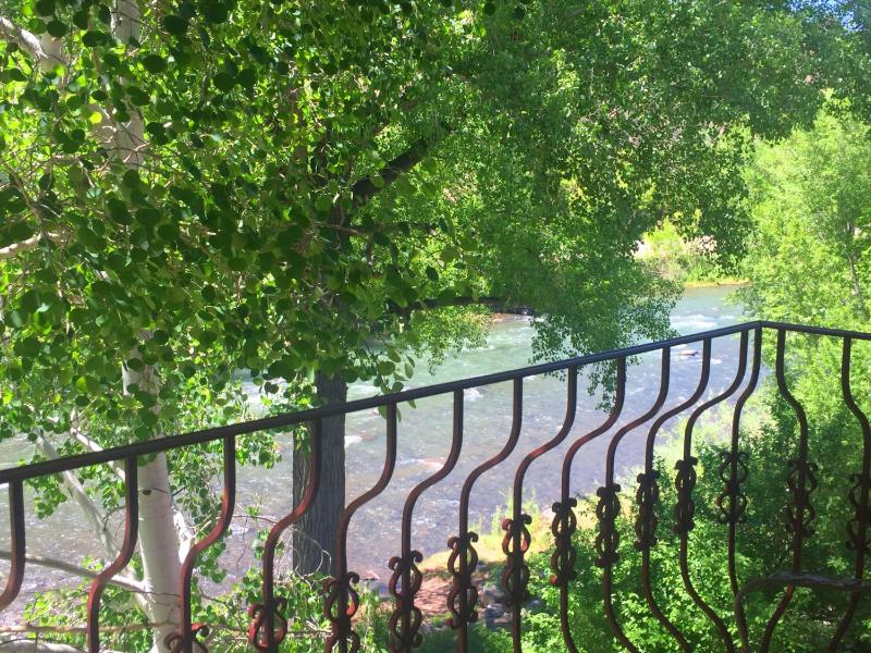 River View 1 King Bed with Balcony image 4