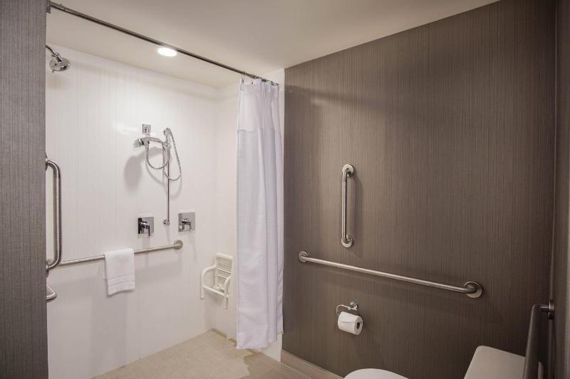 Standard Queen Room image 3