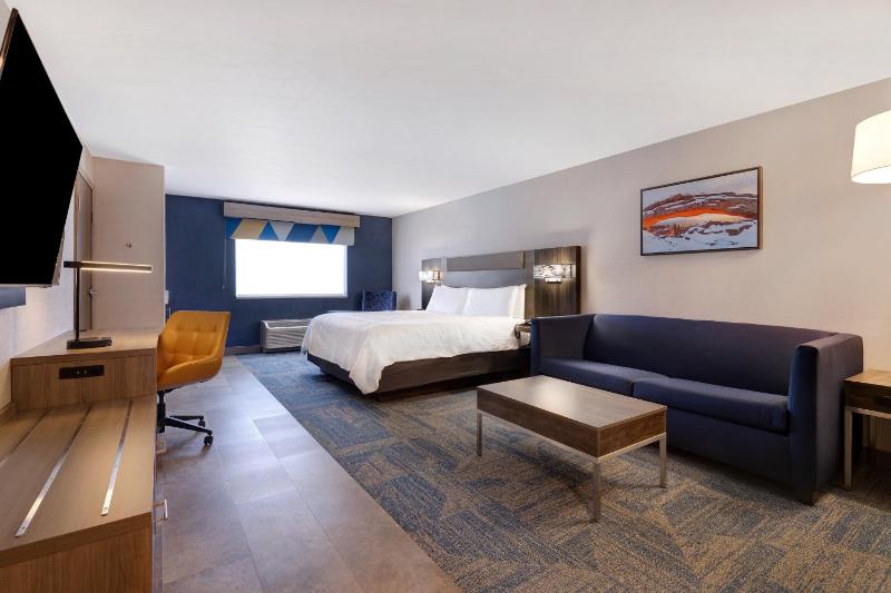 One-Bedroom King Suite with Sofa Bed image 3