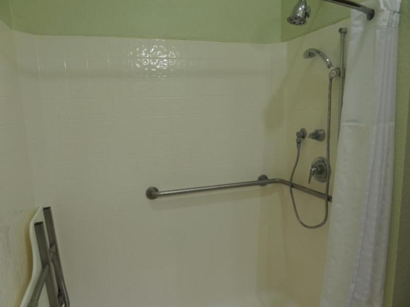 King Room with Bath Tub - Mobility/Hearing Accessible - Non-Smoking image 3