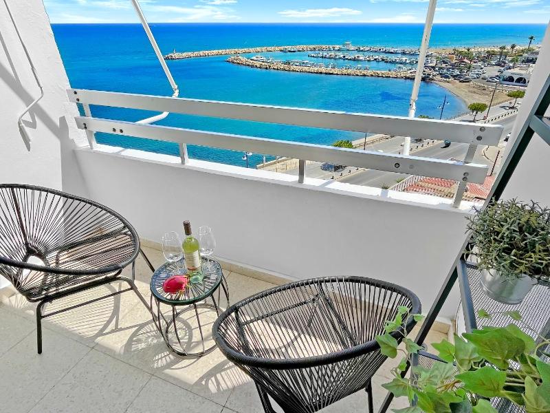 1BR Seafront Apt with community pool - image 10