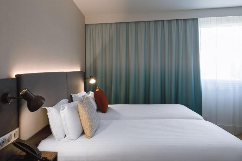 Twin Room with Sofa Bed - Non-Smoking image 3