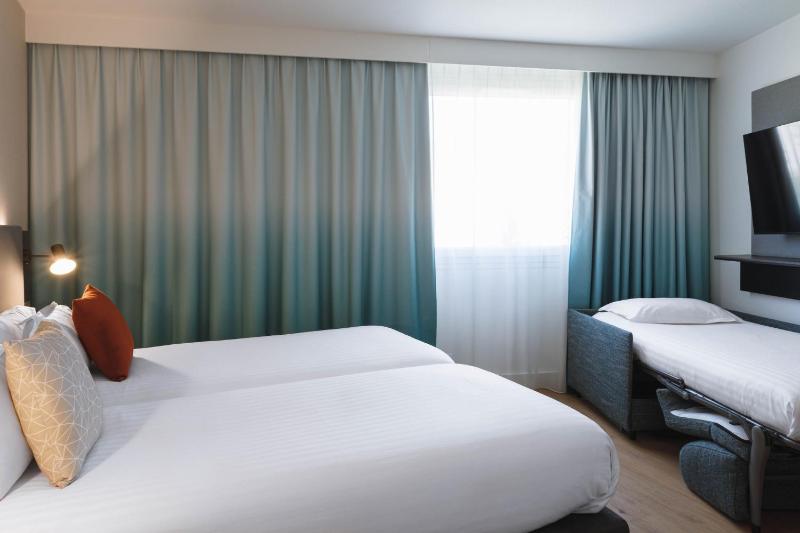 Twin Room with Sofa Bed - Non-Smoking image 4