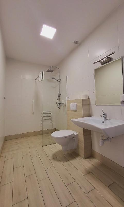 Large Double Room image 3