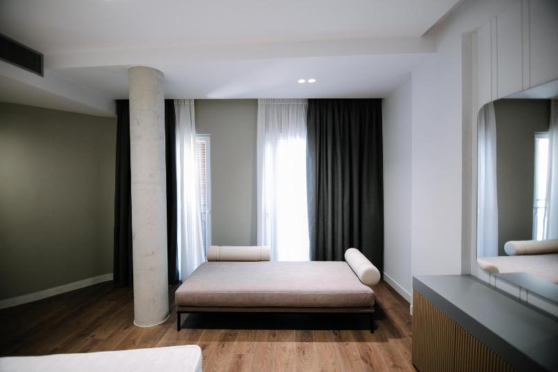 Deluxe Double Room (2 Adults + 1 Child) image 2