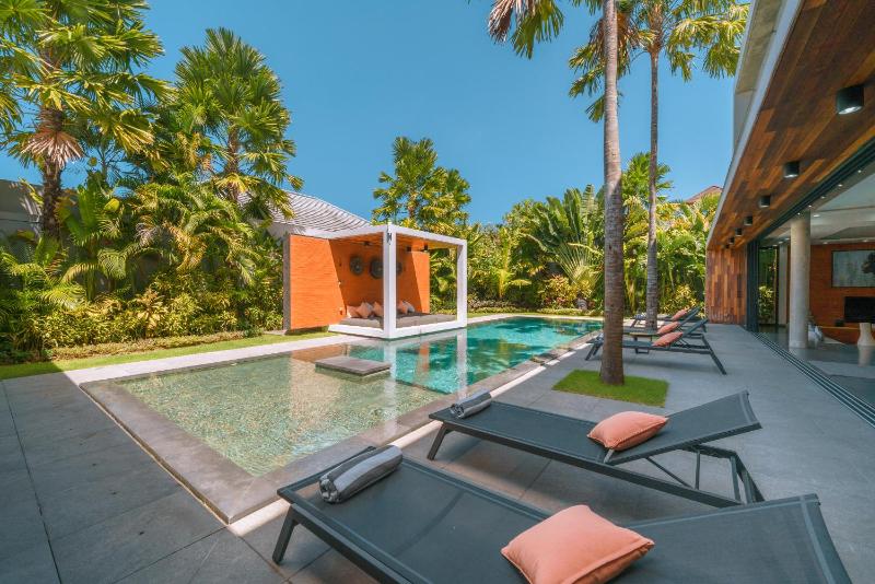 Villa Aless - Designer 4BR Villa with Sauna Jacuzzi Ice Bath Gym & Rooftop - image 8