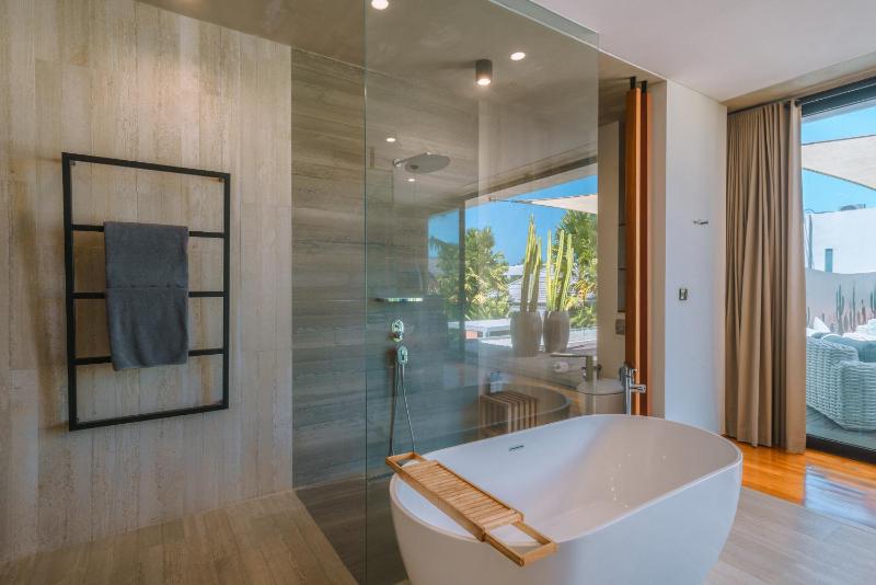 Villa Aless - Designer 4BR Villa with Sauna Jacuzzi Ice Bath Gym & Rooftop - image 17