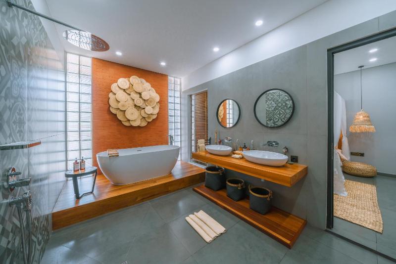 Villa Aless - Designer 4BR Villa with Sauna Jacuzzi Ice Bath Gym & Rooftop - image 6