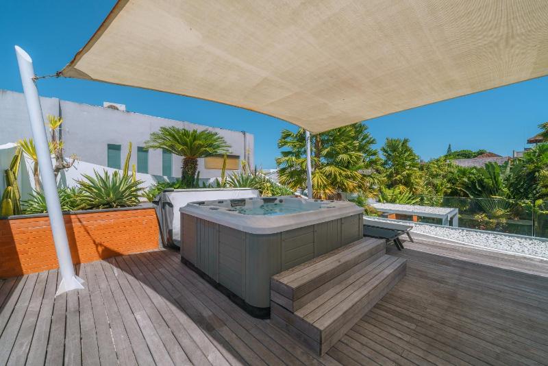 Villa Aless - Designer 4BR Villa with Sauna Jacuzzi Ice Bath Gym & Rooftop - image 4