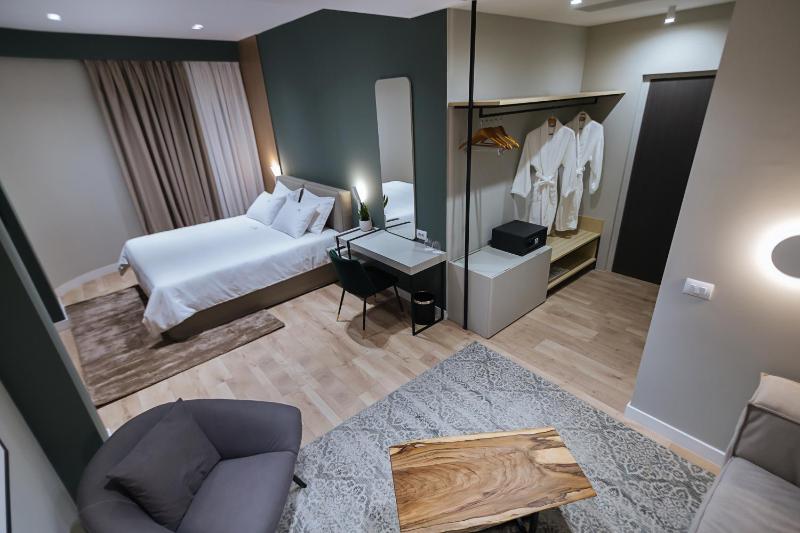 Deluxe Double Room (2 Adults + 1 Child) image 3