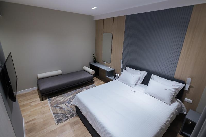 Deluxe Double Room (2 Adults + 1 Child) image 4