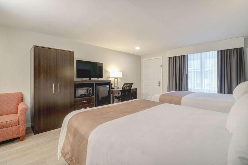 Queen Room with Two Queen Beds - Non-Smoking/Pet-Friendly image 2