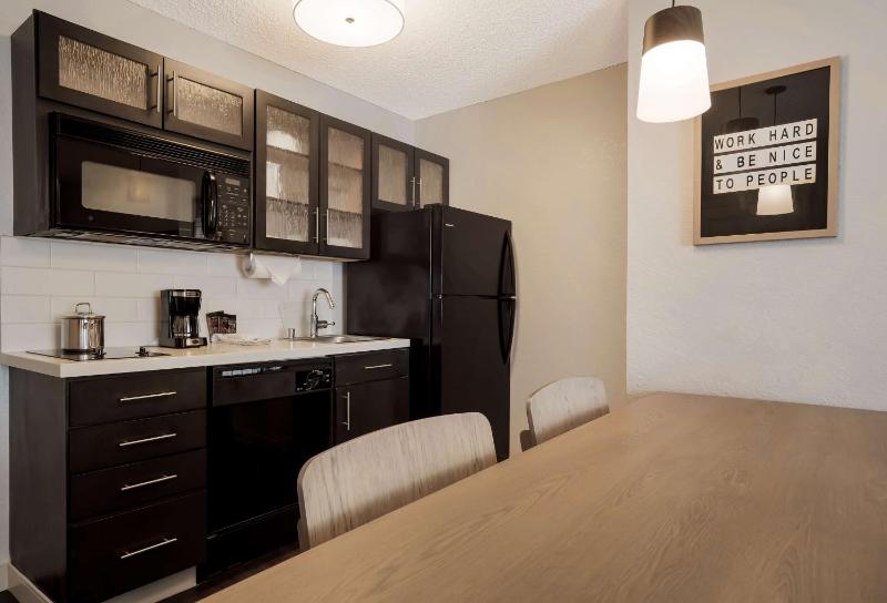 One-Bedroom Queen Suite with Bathtub - Mobility Accessible image 3