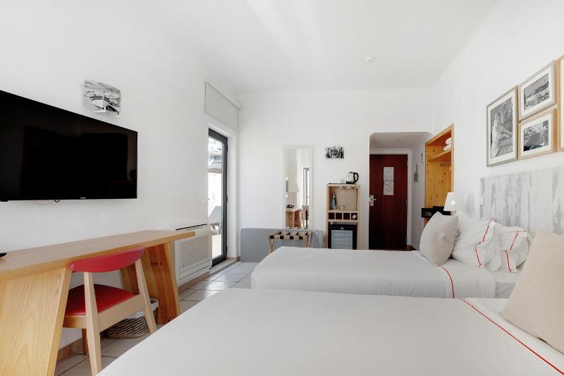 Deluxe Double or Twin Room with Sea View image 2