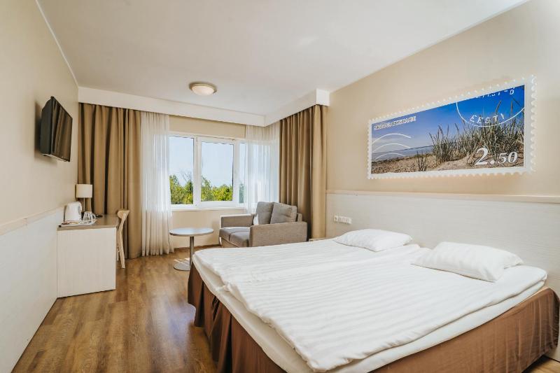 Family Room with Spa Access image 1